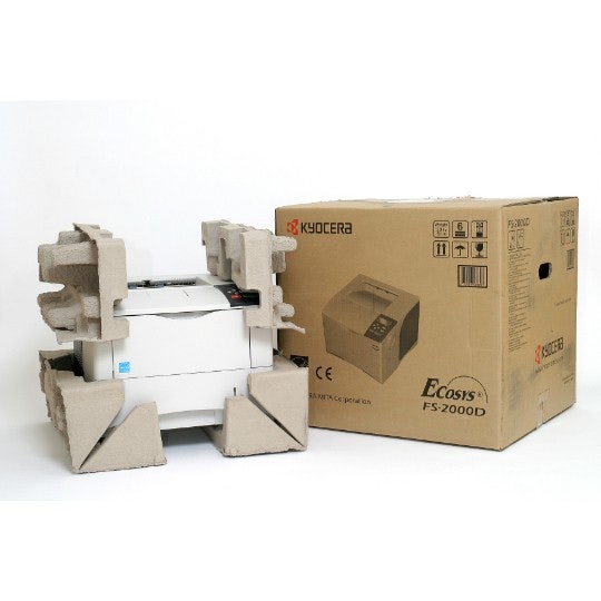 Kyocera Drucker in Verpackung neben Karton
