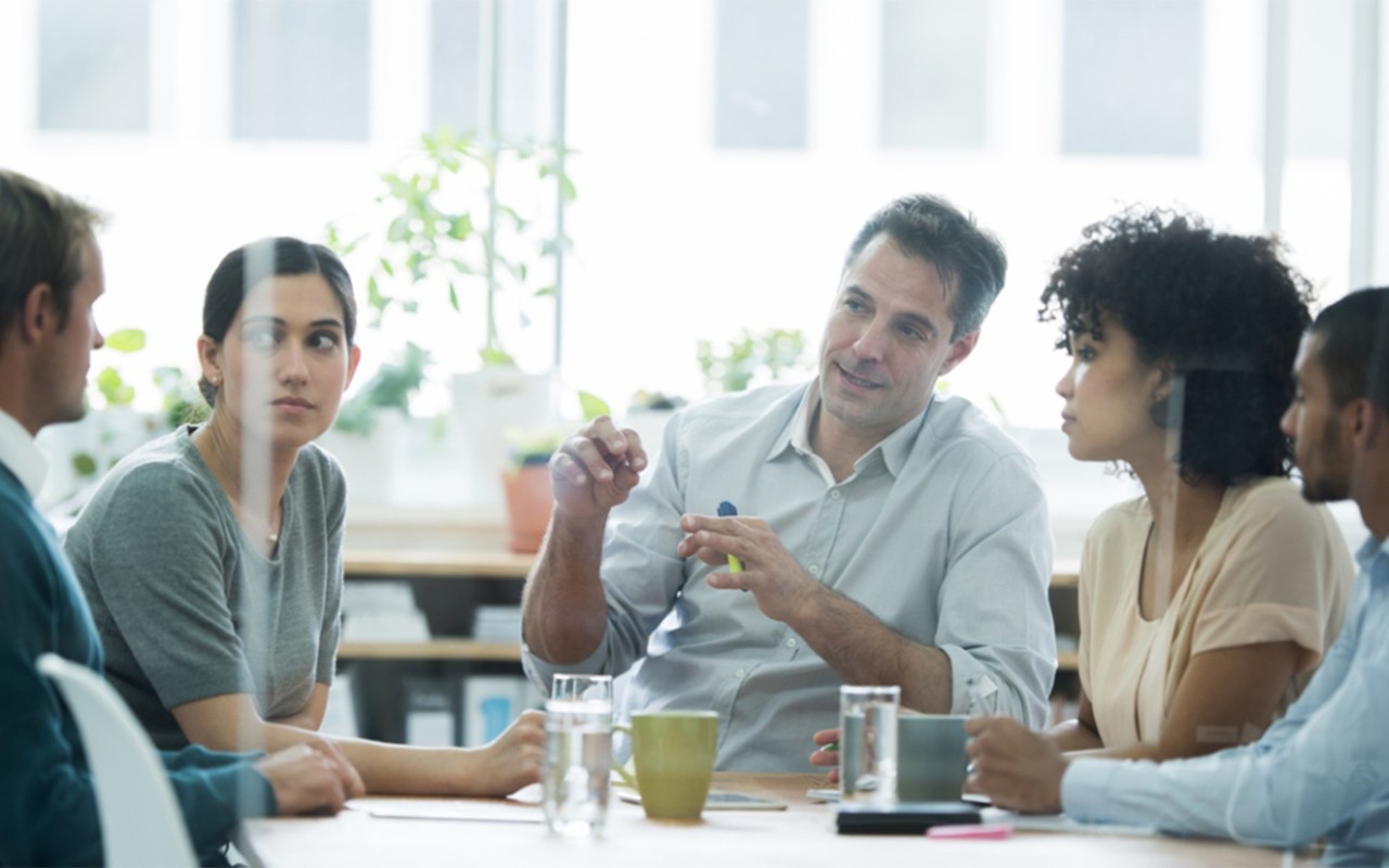 gruppe-in-besprechung