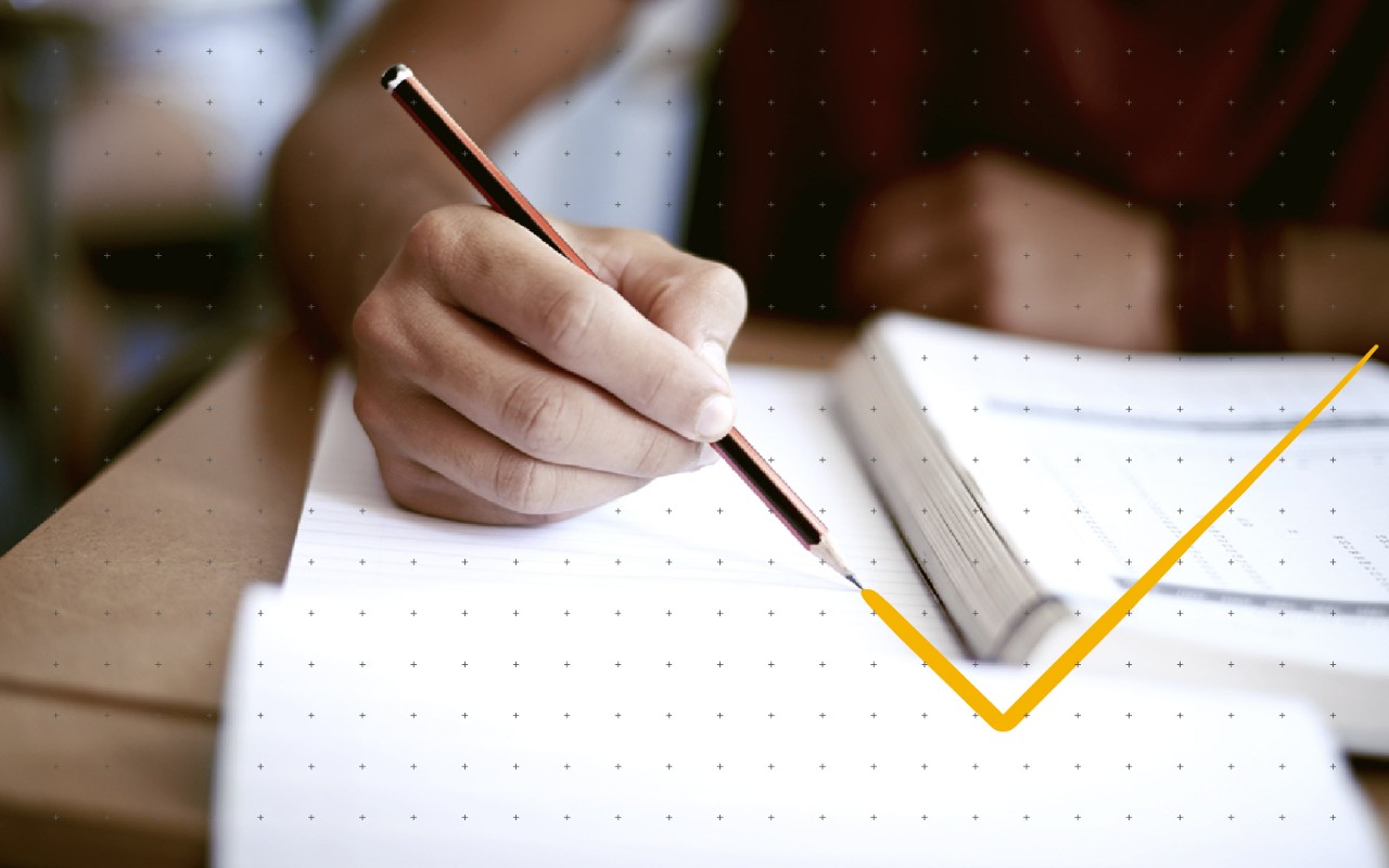 Frau am Schreibtisch