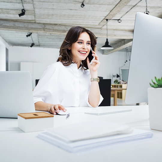 frau-am-schreibtisch