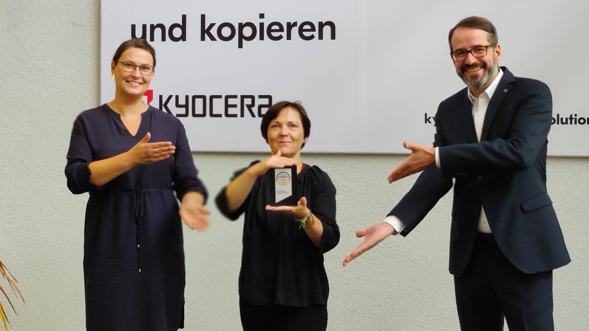 Das CSR-Team Daniela Matysiak und Petra Krauß freuen sich mit Marketing-Direktor Pascal Seifert (v.l.n.r) über den Award 
